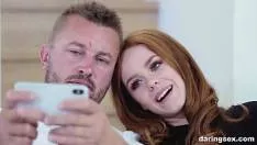 صورت صديقة مع الهاتف عندما توغلت في مهبلها