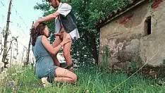 فاتنة من المدينة الذين يمارسون الجنس مع مزارع رجولي