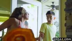 XXX مع كبير الثدي لا يتركه حتى يمارس الجنس معها