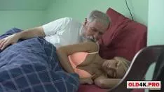 الاباحية الأب يجعل ابنه يمارس الجنس مع الأم الملاعين حفيدة بينما هي نائمة