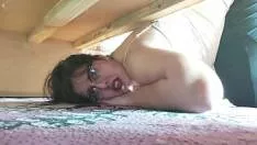 يعلق الدهون تحت الأريكة ويمارس الجنس من الخلف