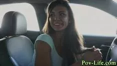 إنها تشاهد فيلمًا إباحيًا ثم تريد أن تحاول مص هذا ديك صغير