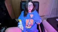 أجمل امرأة شابة تلقت كهدية قضيبًا مطاطيًا يجعل بوسها تشعر بالرضا