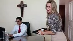 استرخاء اللسان مع شقراء أثناء جلسة اليوغا