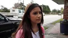 امرأتان صغيرتان مارس الجنس في غرفة المعيشة من قبل رجل أسود مع قضيب منتصب