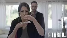 يسمح هذا الرجل لنفسه برفاهية ممارسة الجنس مع هذه المرأة اليابانية في كل غرفة