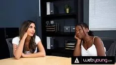 يتم مارس الجنس الشابات في كل من المؤخرة والكس