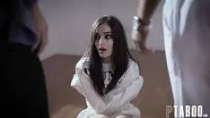 عندما ينزلق في مؤخرة هذه الفتاة المراهقة، يريد ممارسة الجنس الشرجي معها
