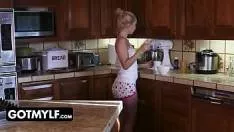 كس شقراء كبيرة يمارس الجنس مع لص يقتحم مهبلها ومنزلها