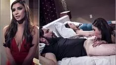 يشاهد الرجل يتغير ويعض شفتيه لأنه يريد ذلك