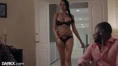 الرجل لديه اثنين من السمراوات الحسية