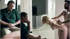 تجلس بحذر شديد على كرسي أمام الرجل