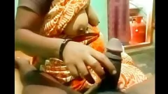 الاباحية الآسيوية يعطي اللسان في الهواء الطلق