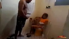 Skinny Latina Teen Slut يحصل على سرج الشرج من قبل الأب