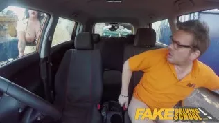 لديه ثديين كبيرين وتمتصها جيدا